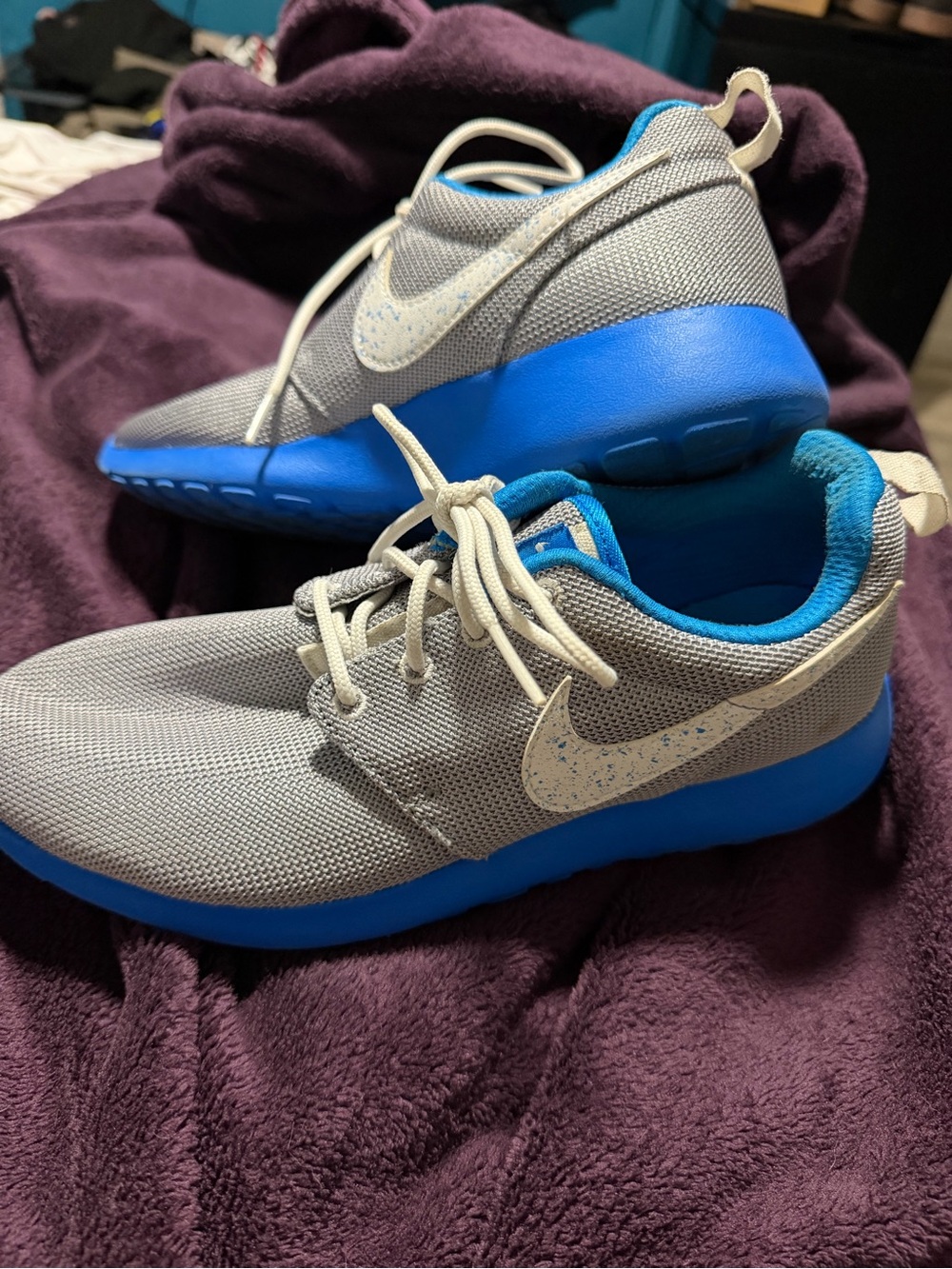 Nike Women's Gray and Bright Blue Lightweight Athletic Sneakers